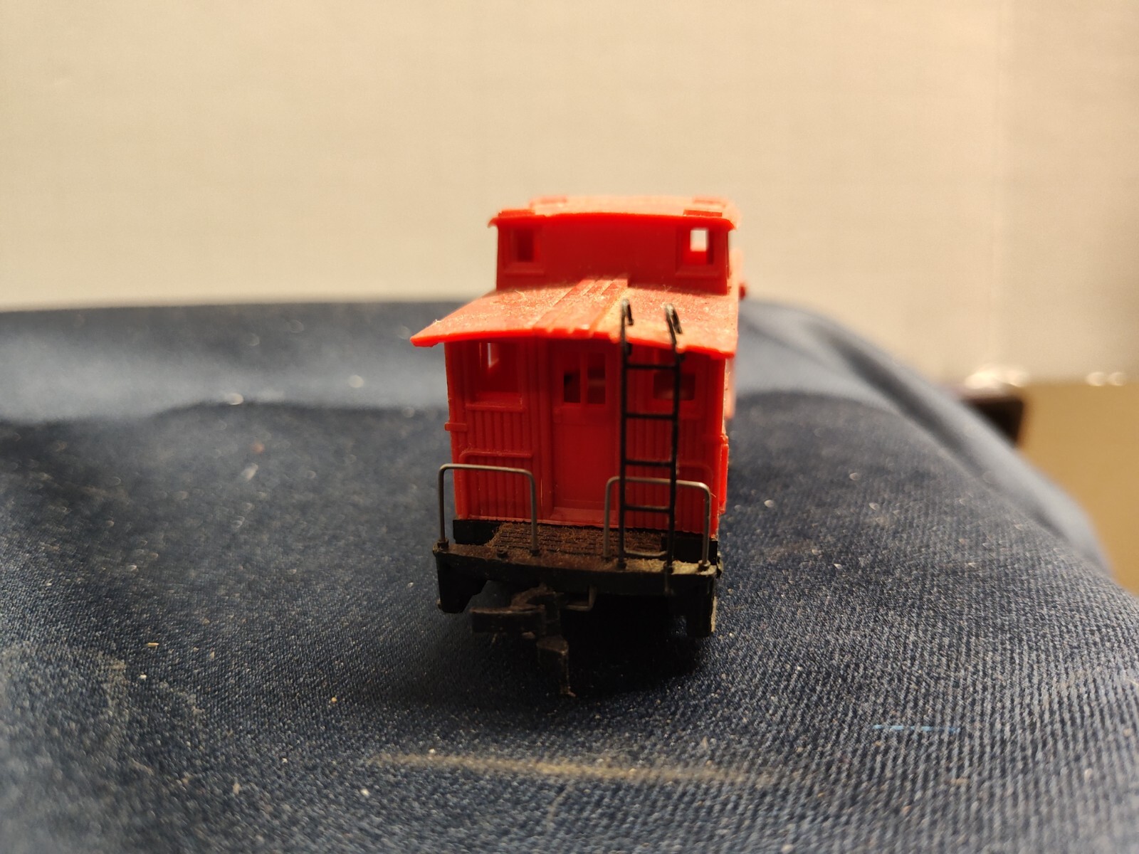 HO scale New York Central locomotive 3975 all metal. and matched plastic caboose