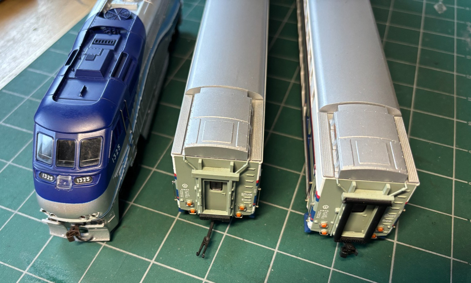 Athearn HO 2618 AMT F59PHI Powered Loco 1325 w 2 Bachmann Double Desk Coach Cars