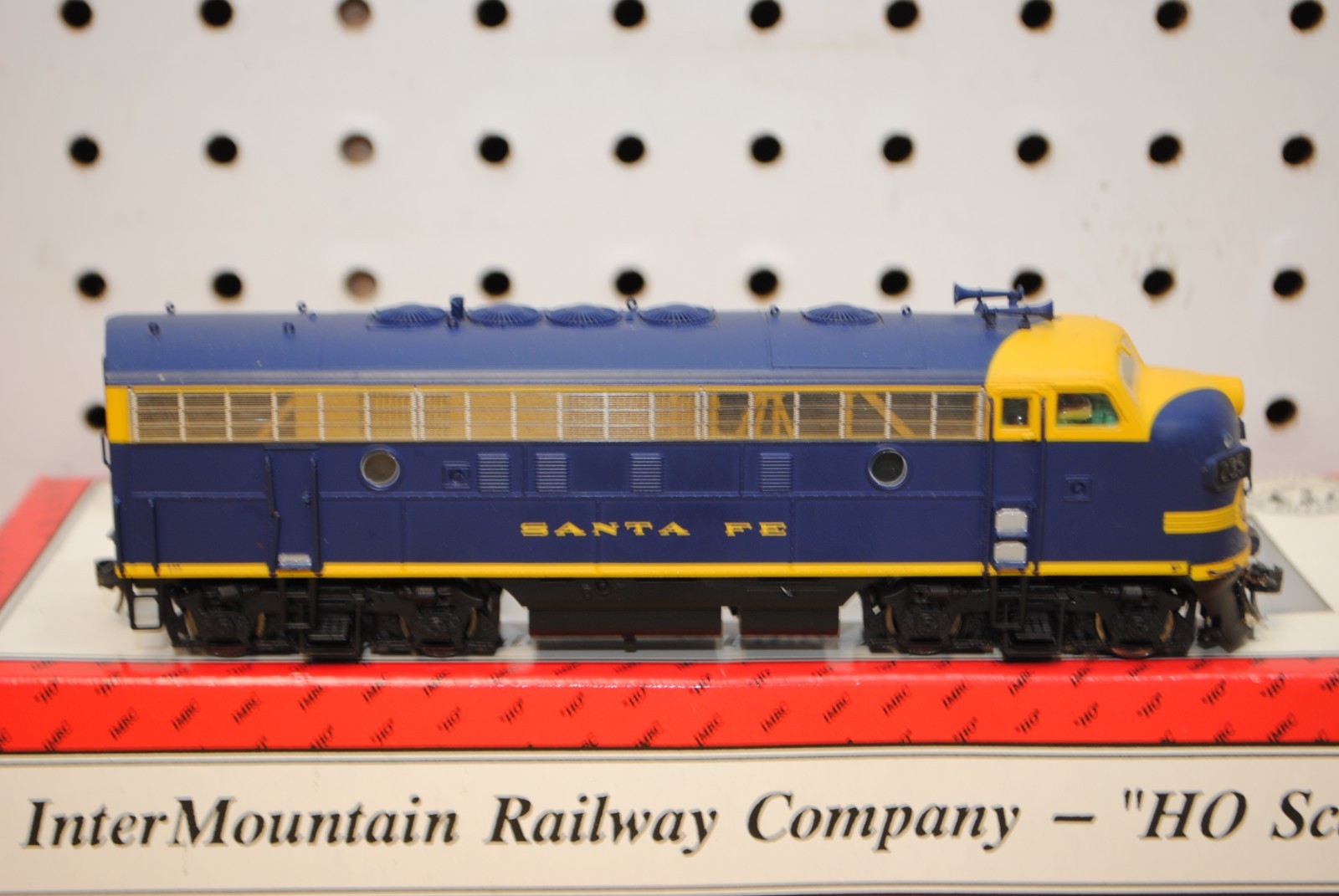InterMountain Railway Co. 49017S-03 Santa Fe #235 EMD F7A Diesel Loco w/Sound HO