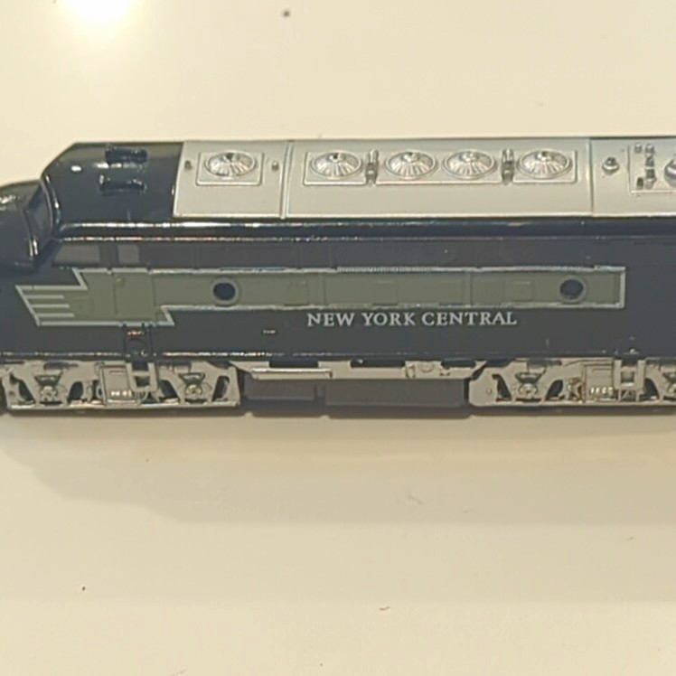 Toys R Us HO New York Central Diesel Locomotive #1870 Analog Black/Silver 18085