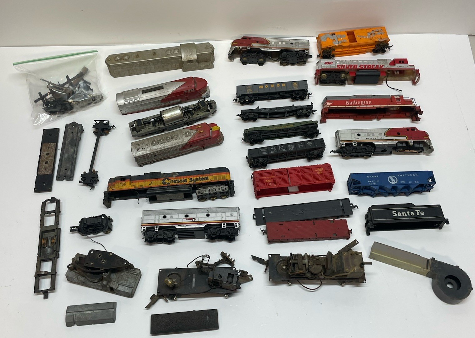 Vtg HUGE Lot HO Locomotives, Train Cars, Parts & Pieces Mixed *FOR PARTS AS IS*