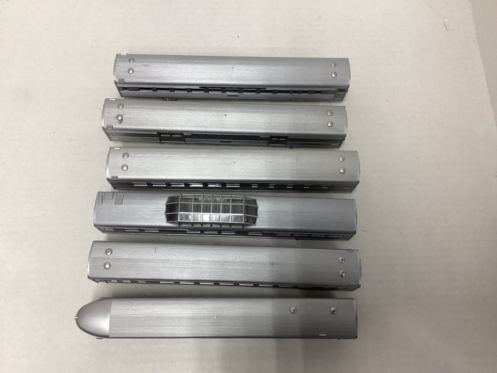 Set of 6 Bachmann HO scale “Santa Fe” light weight aluminum passenger cars