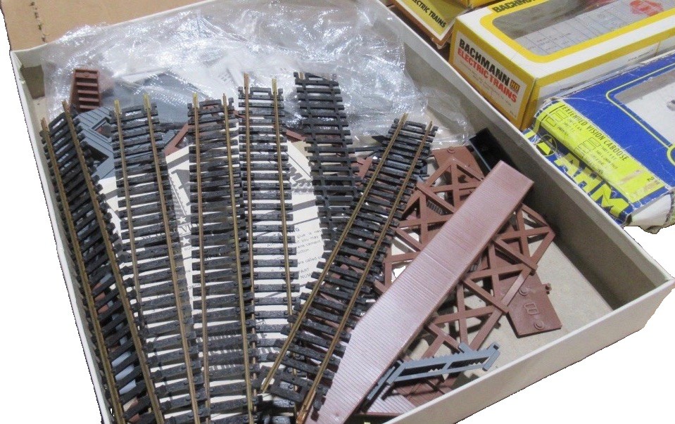 HO Scale Model Train Lot TYCO BACHMANN Locomotives Track Buildings Cars Vintage