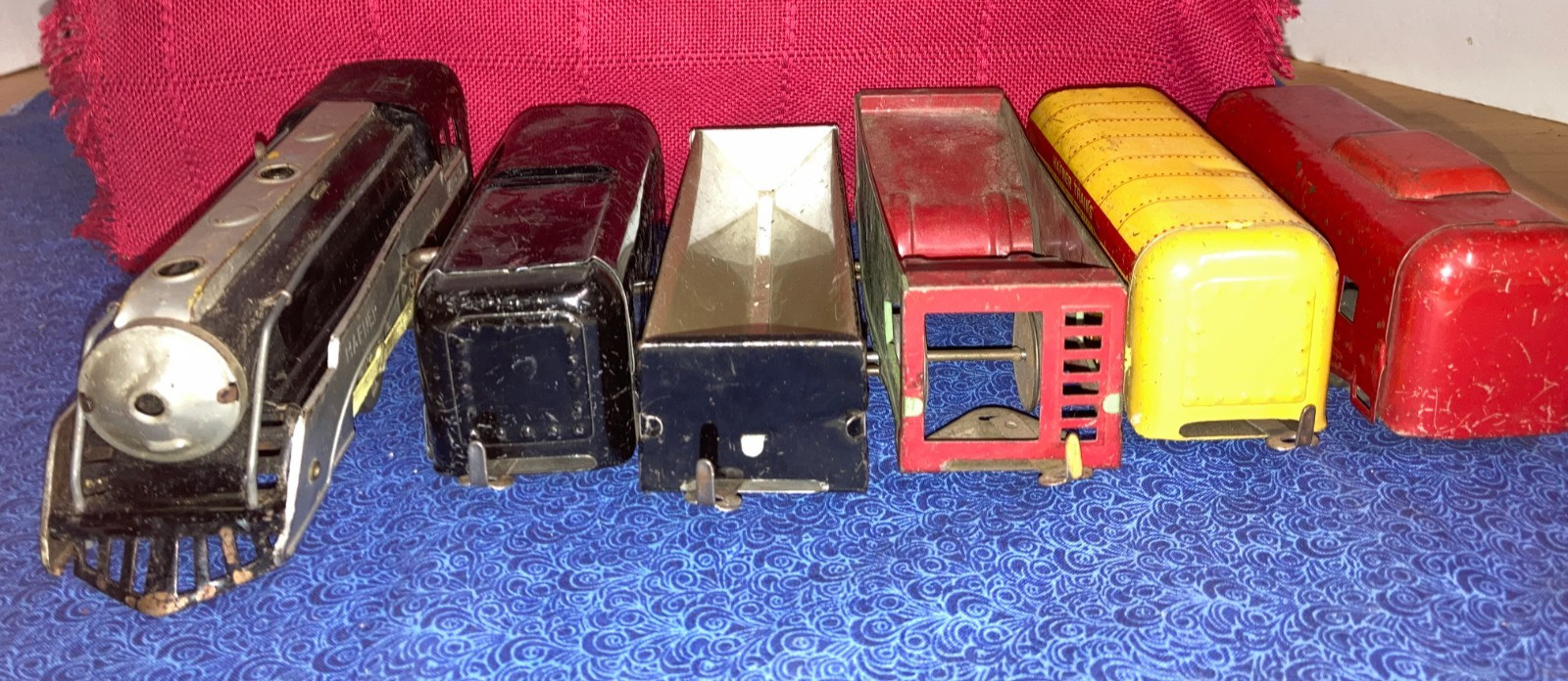 Hafner O Gauge Clockwork Loco #1010 with Key , Tender, 3 Freights & Caboose Runs