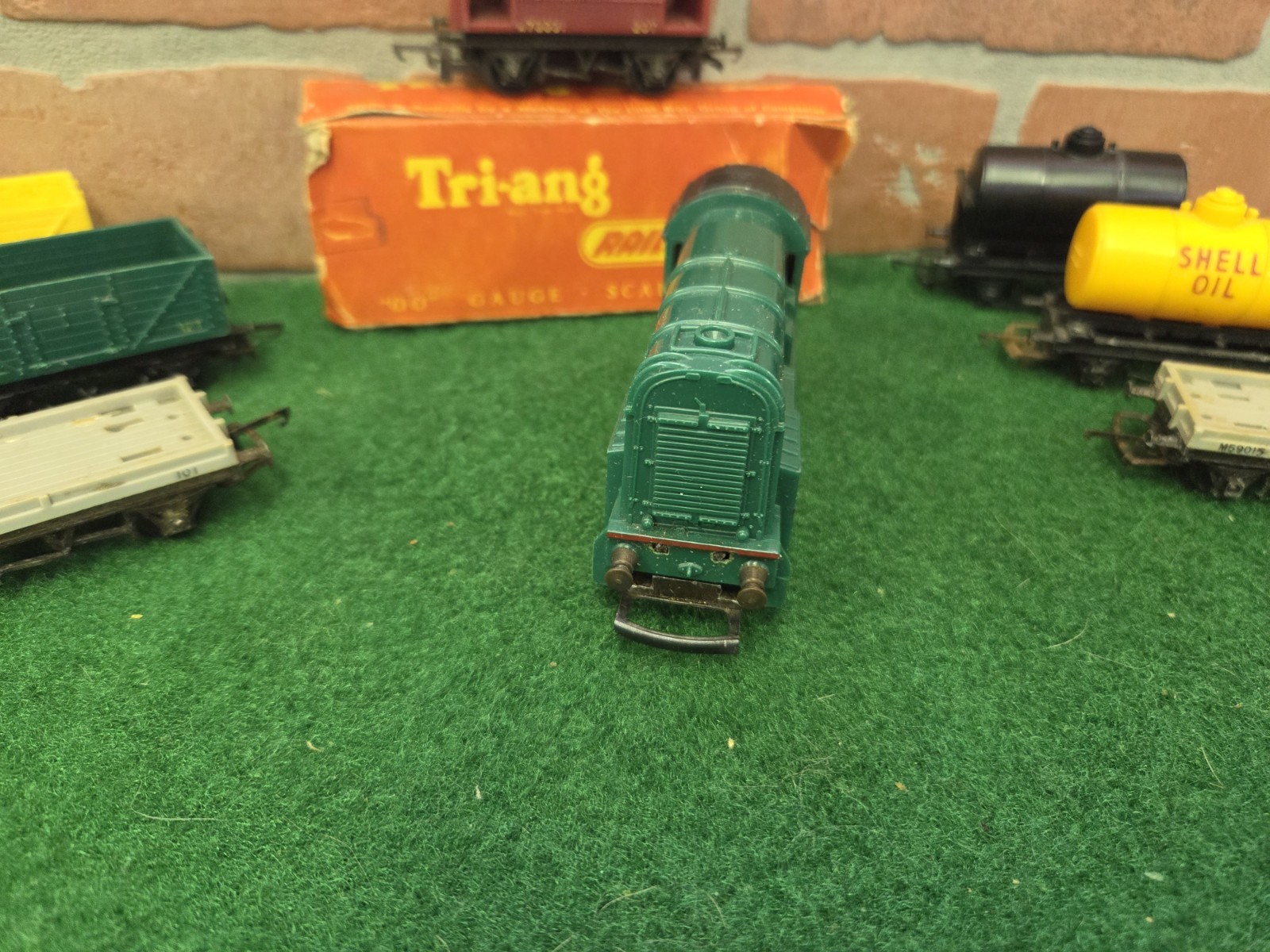 Triang Hornby HO/OO R.152 Australia NZ Diesel Shunter & Wagons Runs