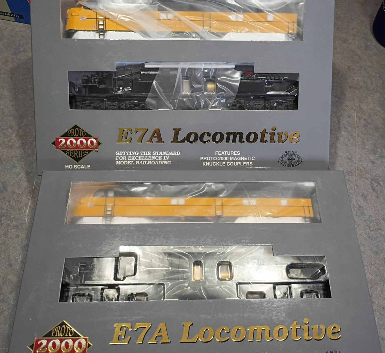 Proto 2000 E7A Locomotive ho train 2pc 5018 a & b CNW With mars lights
