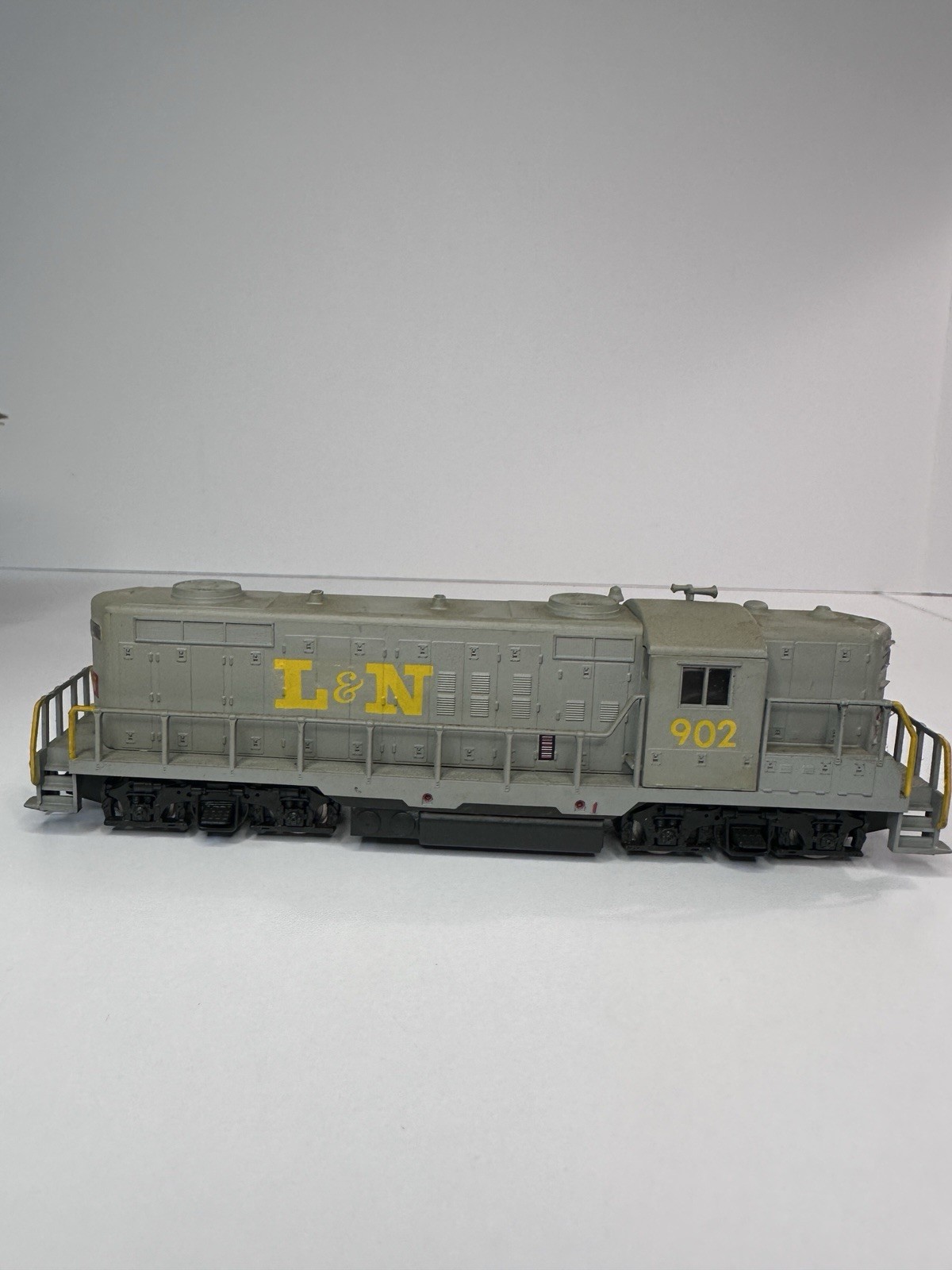 AHM EMD GP-18 Diesel Loco L&N #902