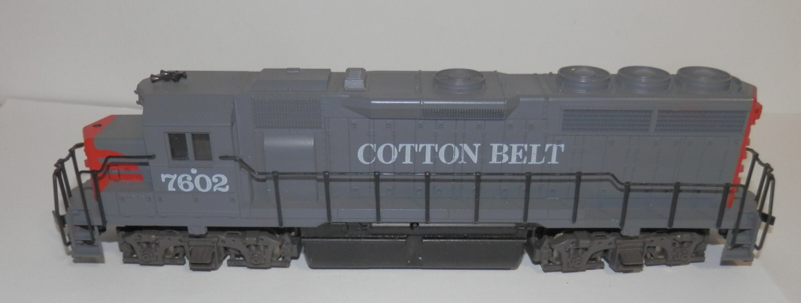 Atlas HO Scale POWERED Cotton Belt 7602 GP 40 Diesel Loco #7037