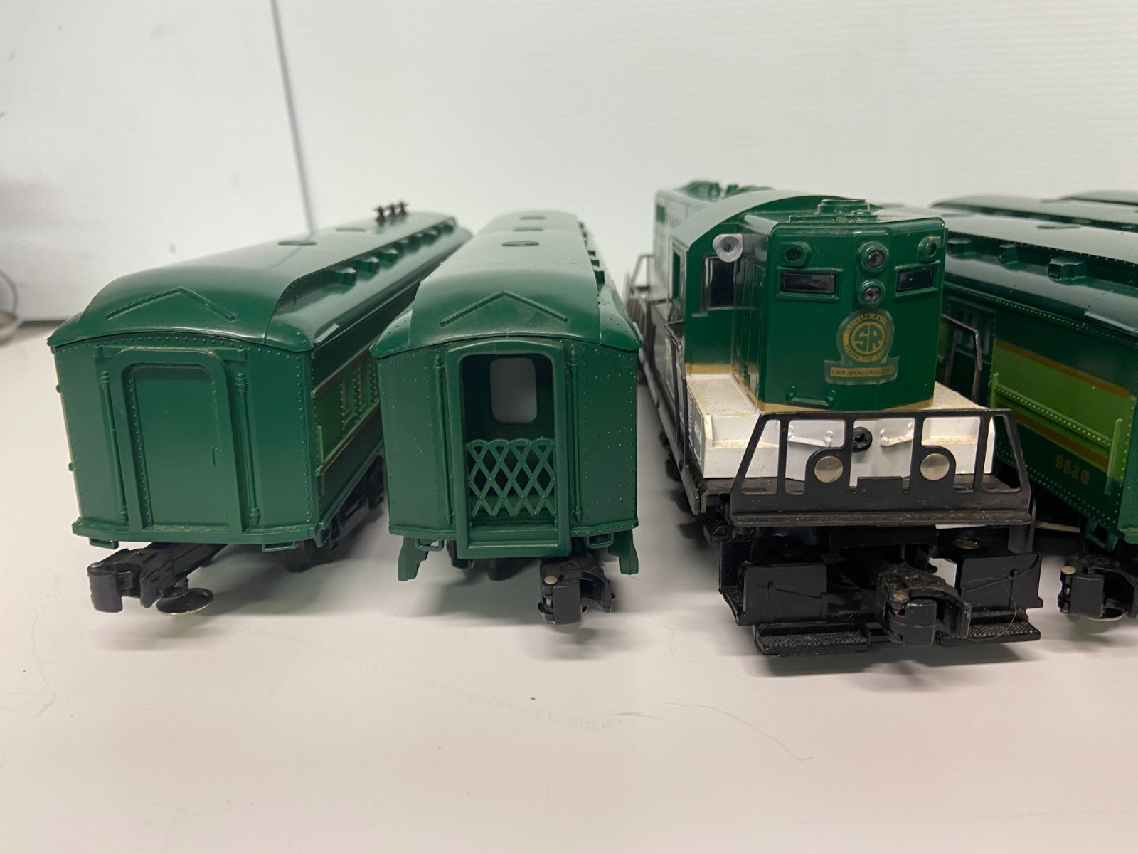 Lionel 6-8774 Southern GP-7 Diesel O Gauge Locomotive & SIX Passenger cars! TEST