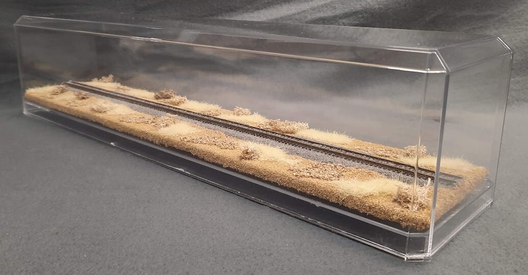Z SCALE 16″ SINGLE-TRACK DISPLAY CASE -“DESERT SCENE” – FOR ANY Z TRAINS