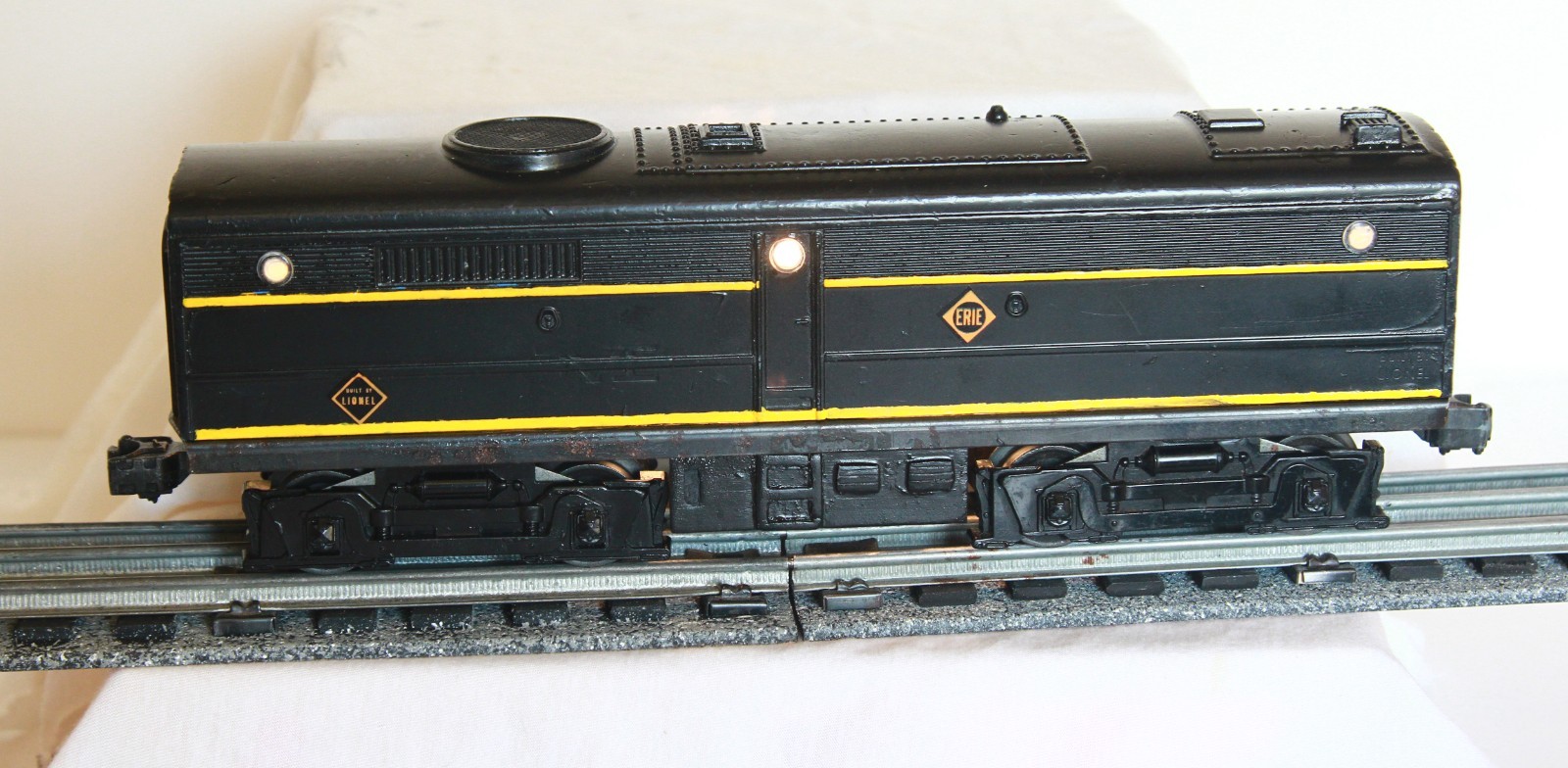 Lionel 2032 Erie Diesel Alco Locomotive Set w/Non-Original “B” Unit