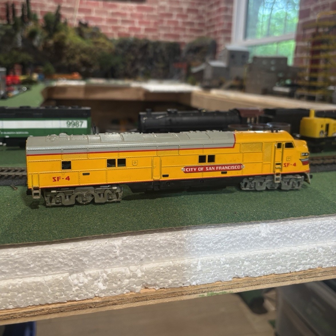HO Gauge Diesel Locomotive 1:87 City of San Francisco SF-4 Yellow/Gray/Red