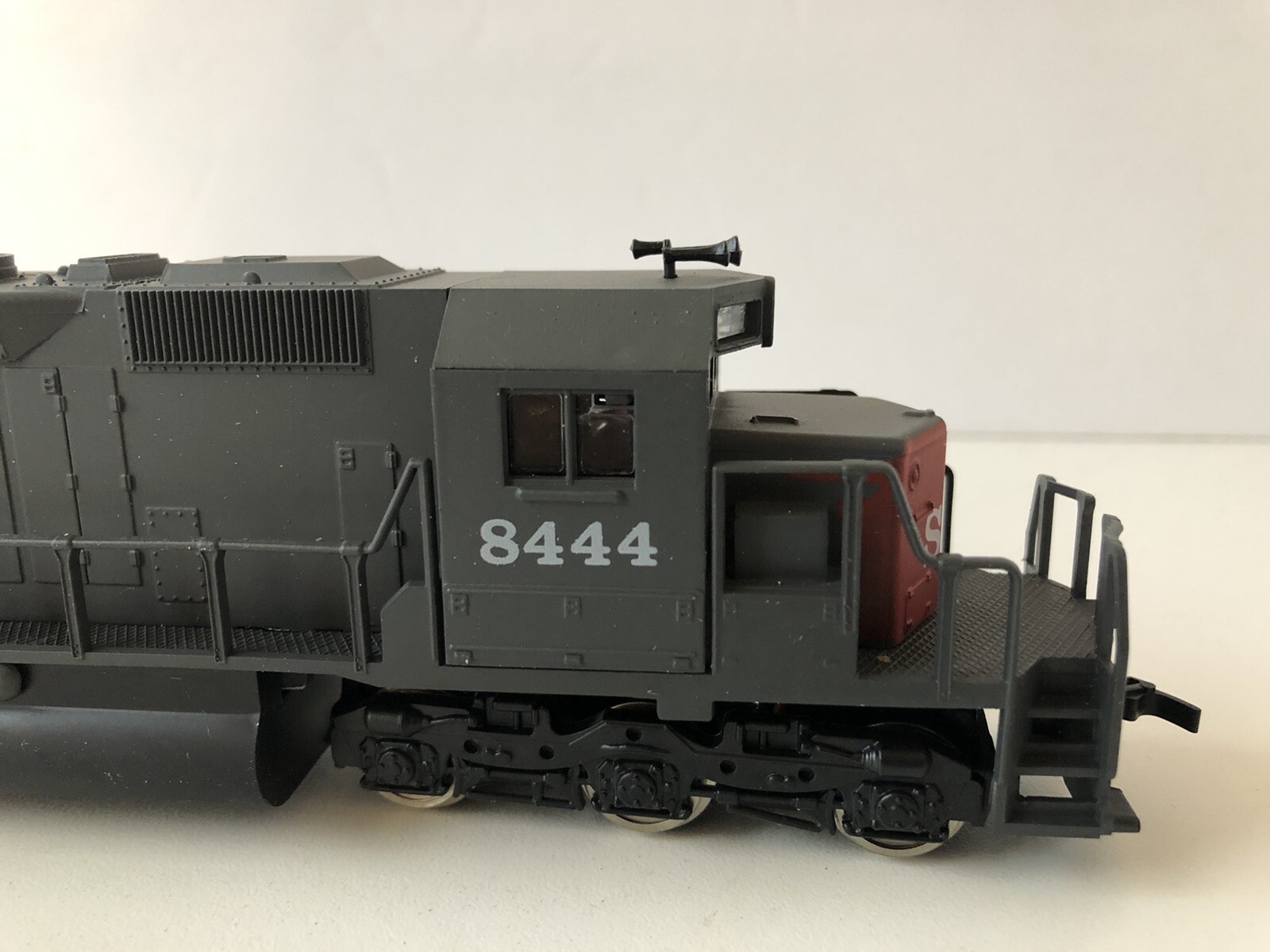 AHM SD-40 w/ Fly Wheel 5030-06 S.P. Southern Pacific 8444 HO Train Locomotive
