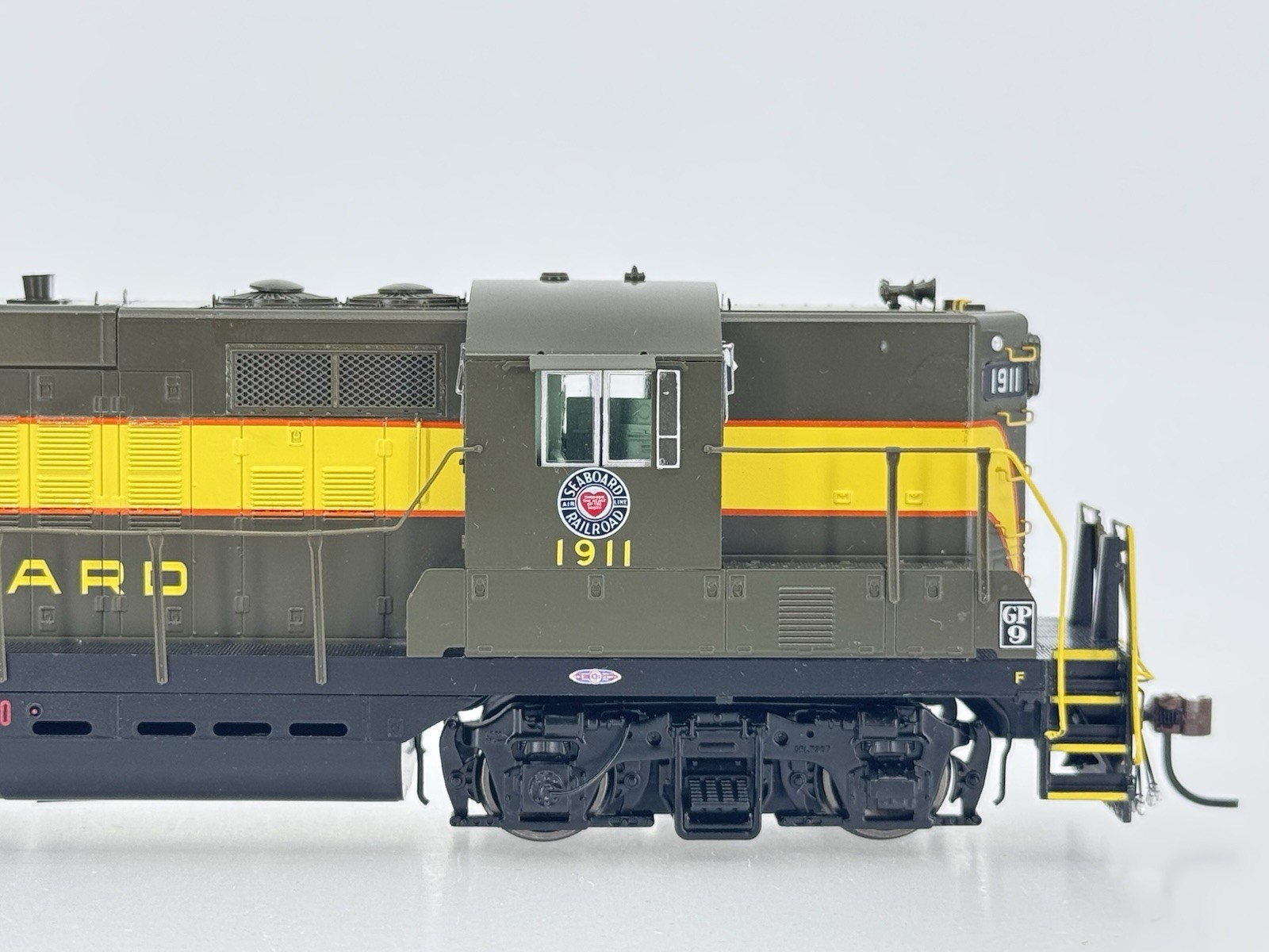 HO Athearn Genesis G62420 Seaboard Air Line GP9 Diesel Locomotive SAL #1911