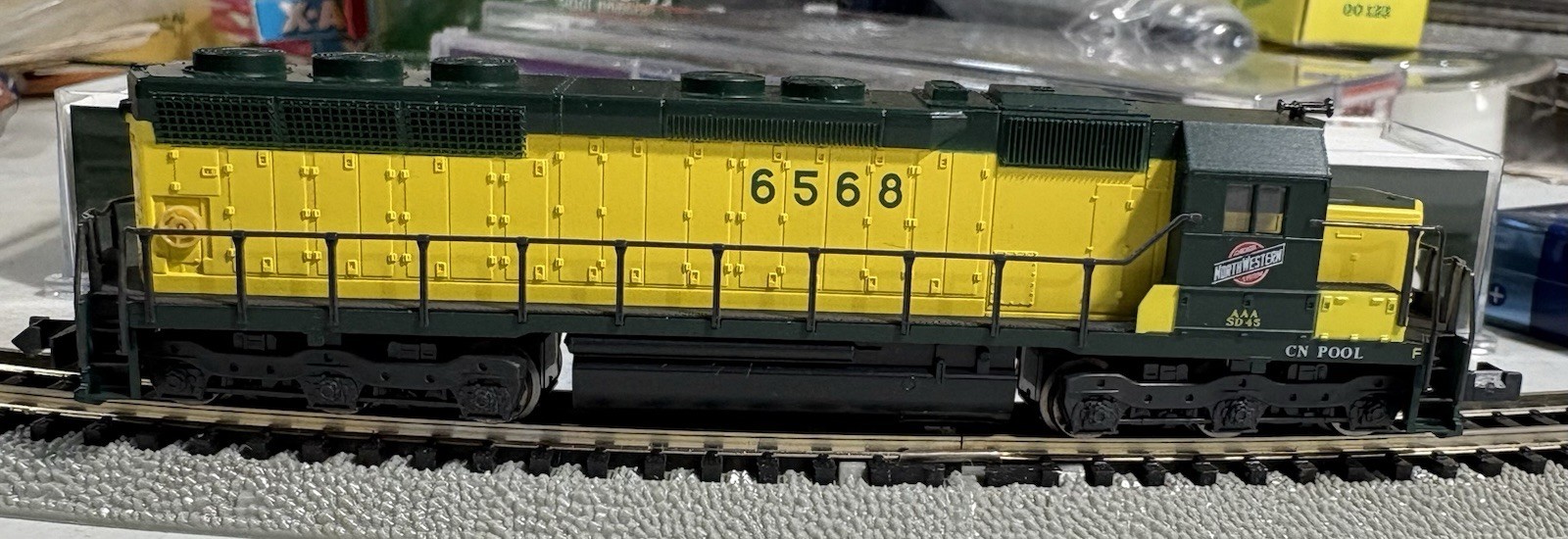 176-3107 Kato SD45 Chicago North Western Locomotive N Scale CNW #6568