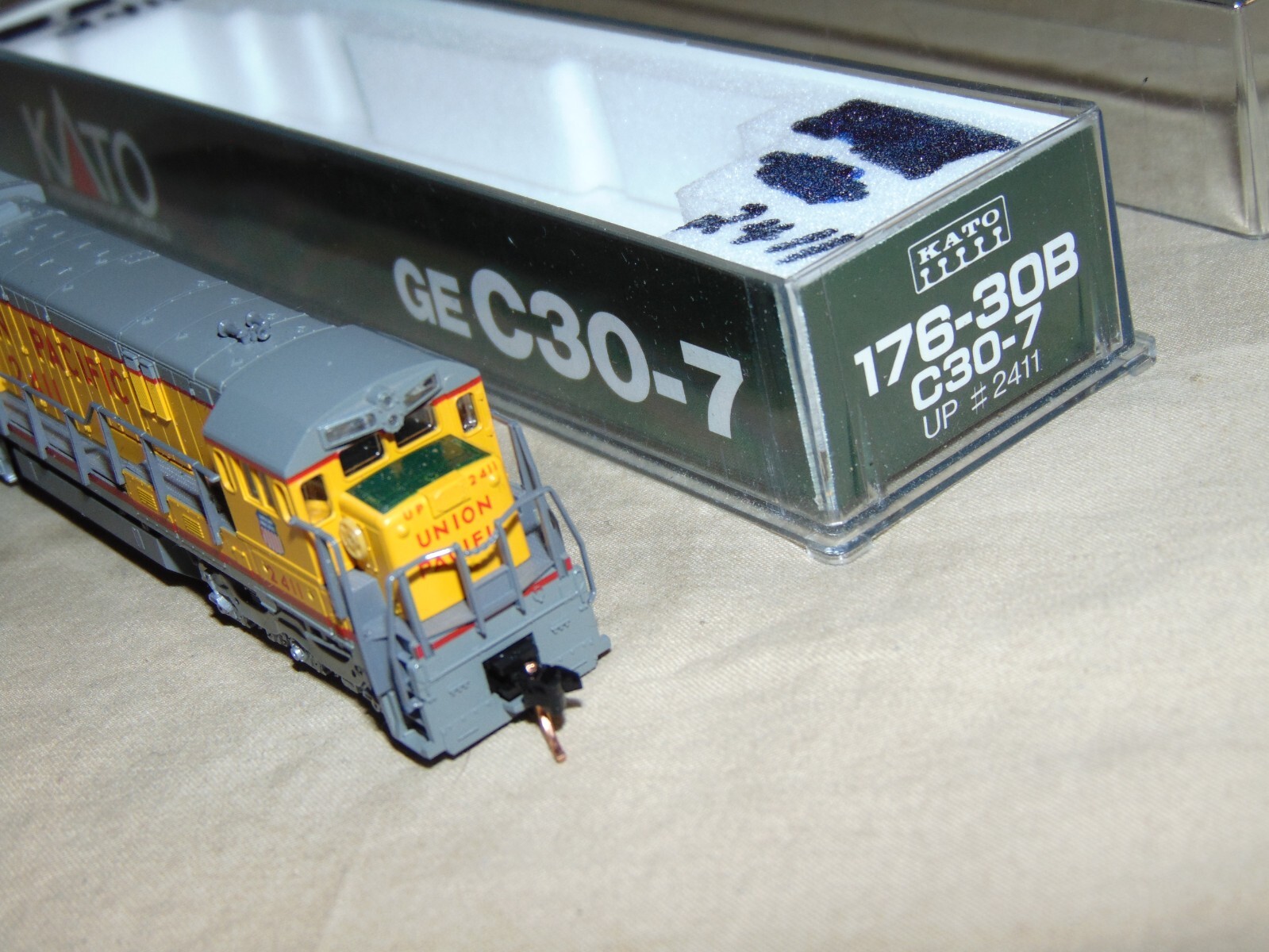 KATO N 176-30B UNION PACIFIC C30-7 DIESEL + BOX
