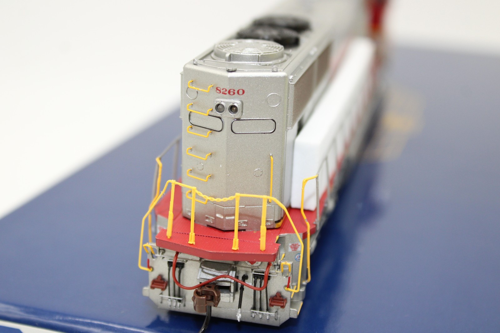 Athearn Genesis HO Scale BNSF EMD SD75M Diesel Locomotive #8260 NOS LED DCC Rdy