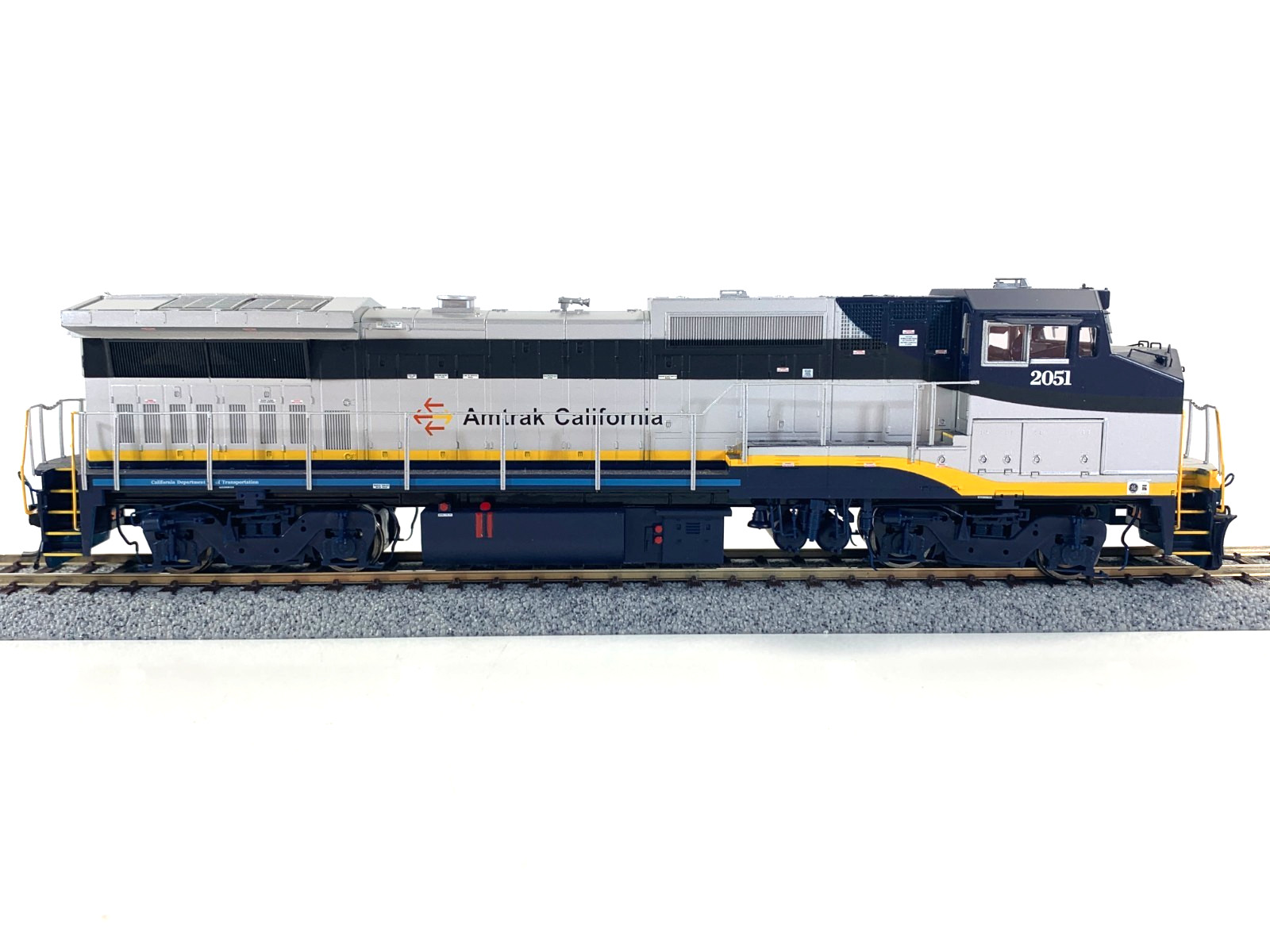 Atlas Master HO 9077 Amtrak California Dash 8-32BW Locomotive #2051