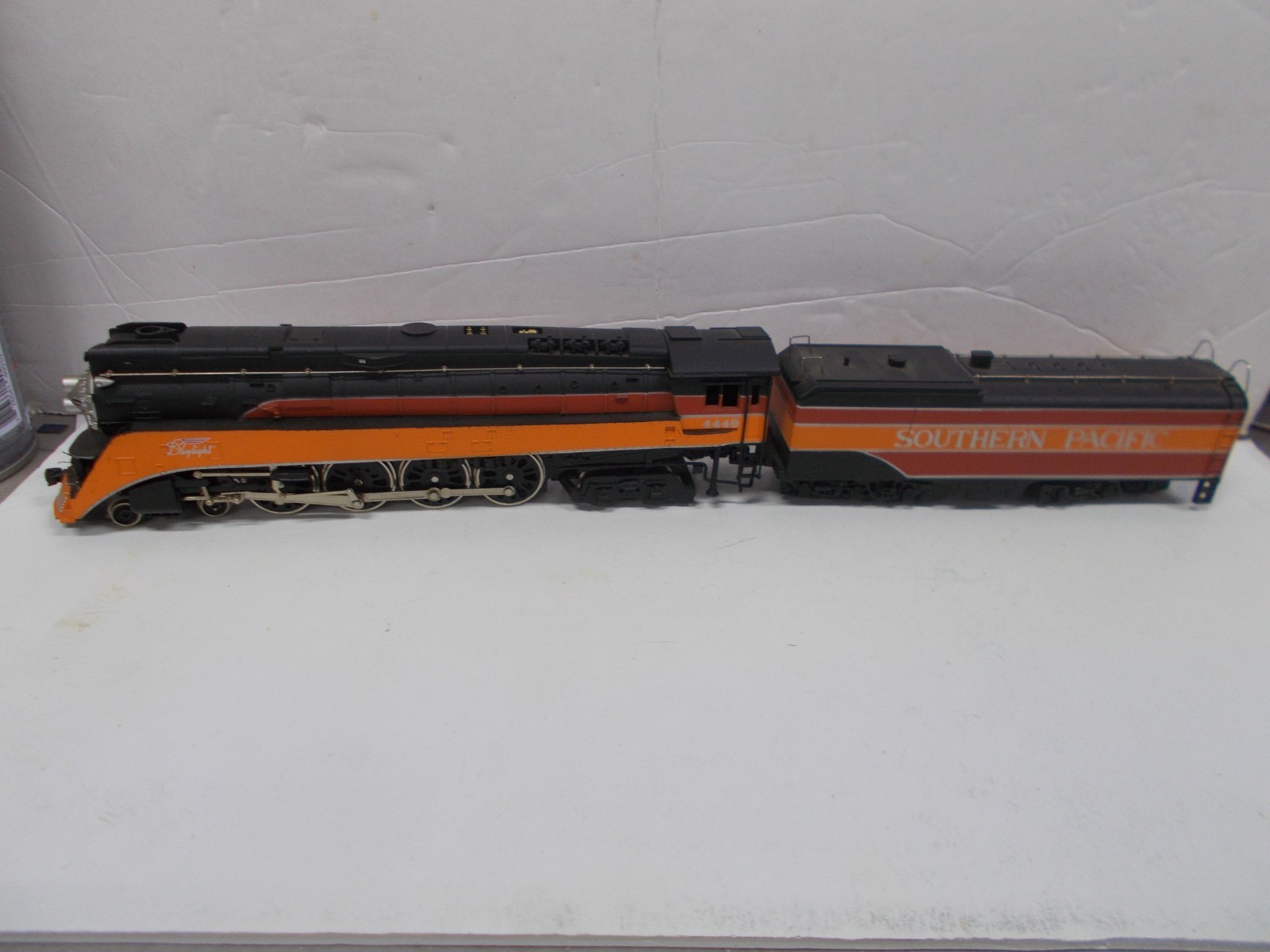 BACHMANN~ SOUTHERN PACIFIC – THE DAYLIGHT GS4 4-8-4 LOCOMOTIVE & TENDER~HO SCALE