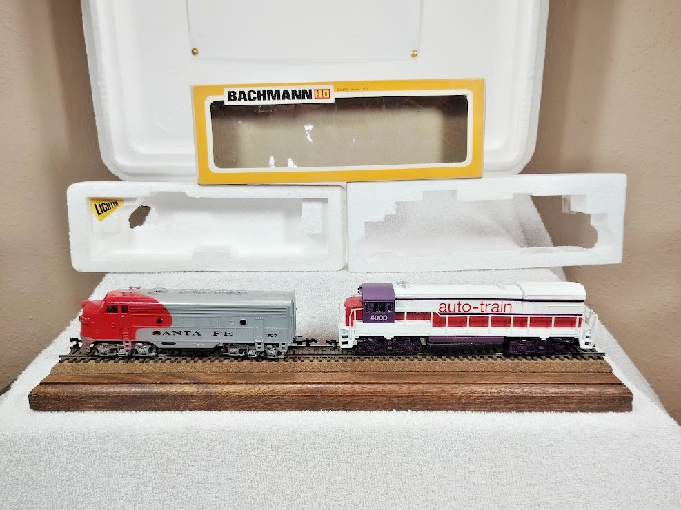 HO Scale Bachmann Diesel Locomotives Auto-Train 4000 & Santa Fe 307 (Need Work)