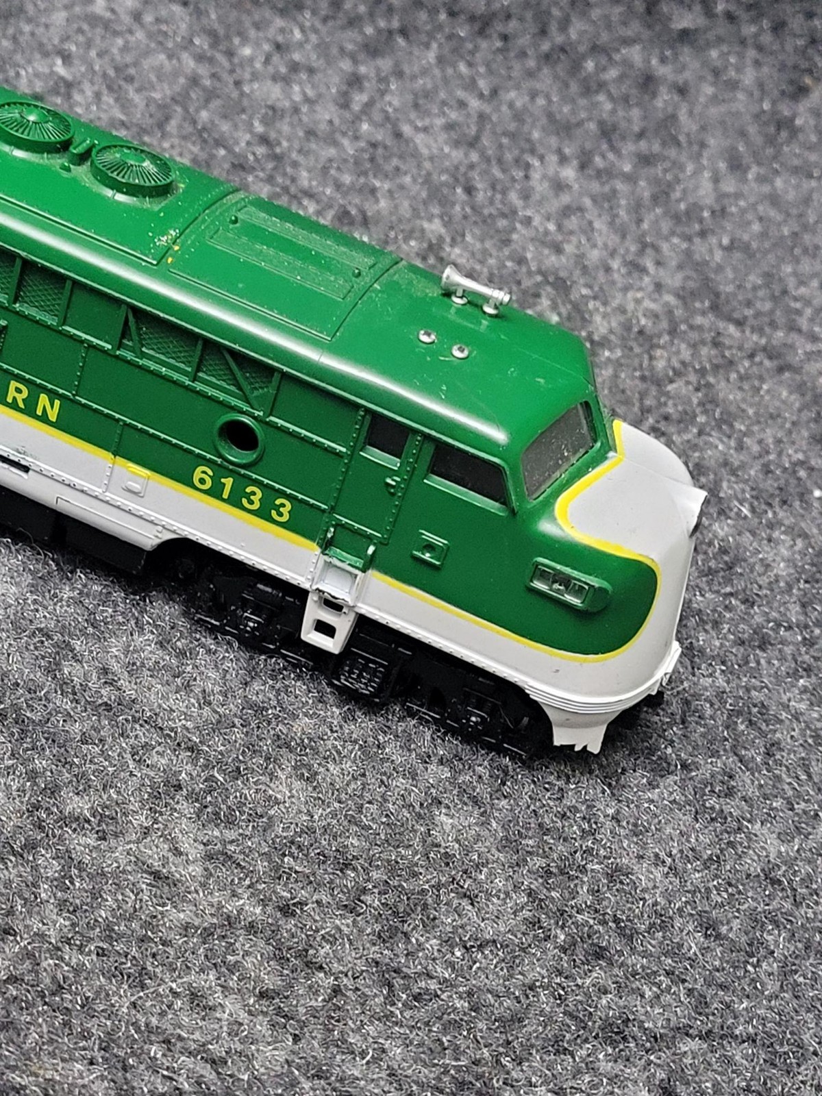 Southern Railway 6133 Diesel Locomotive HO Scale Green White Train Model Car