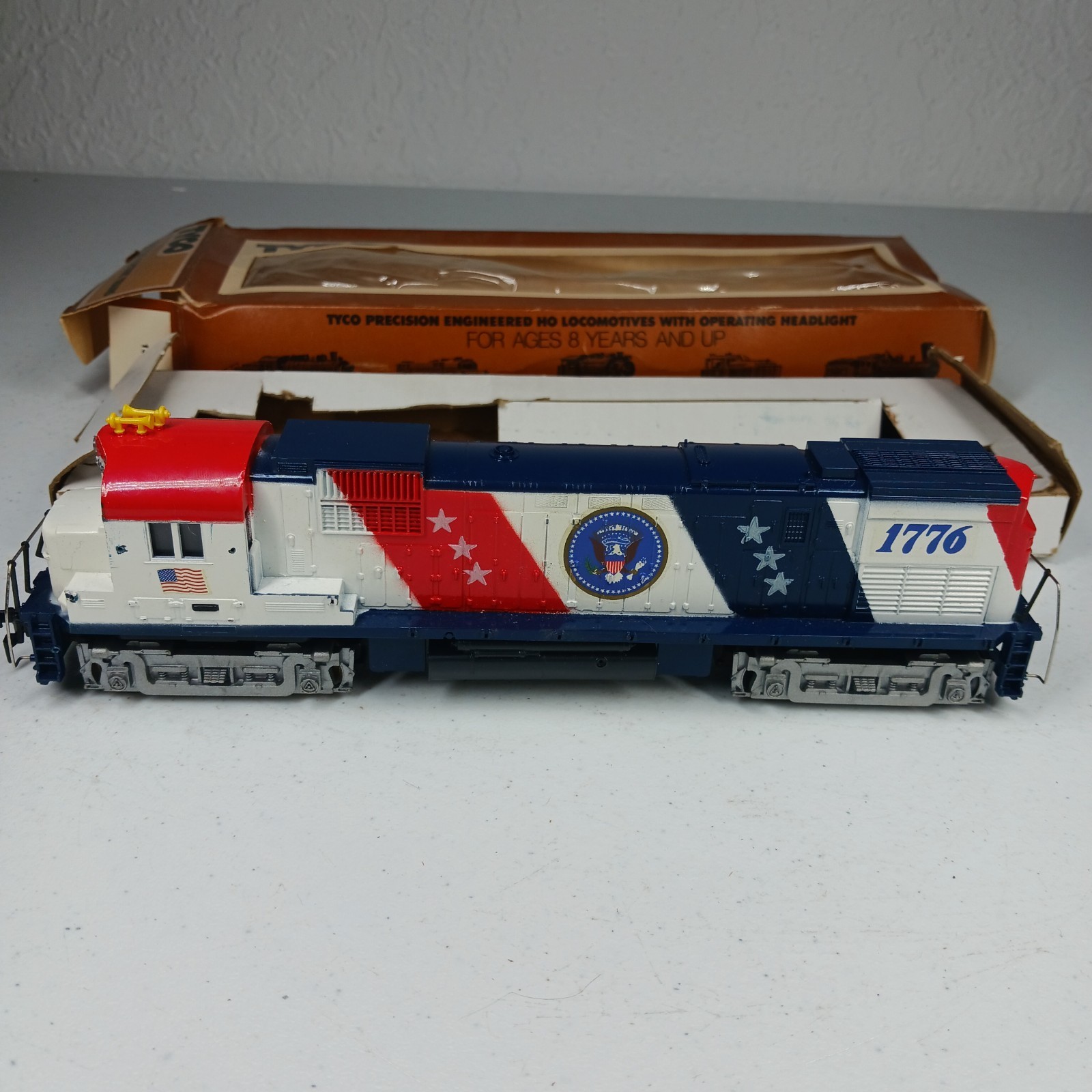 TYCO Diesel Locomotive ALCO Century 430 Spirit of ’76 HO Lighted White Blue Red