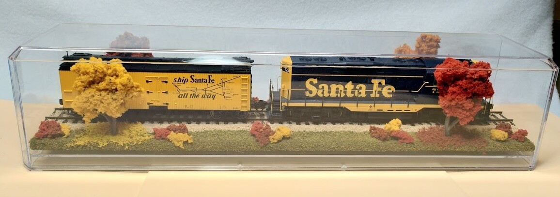 HO SCALE 16″ SINGLE TRACK DISPLAY CASE – “FALL FOLIAGE SCENE”-FOR ANY HO