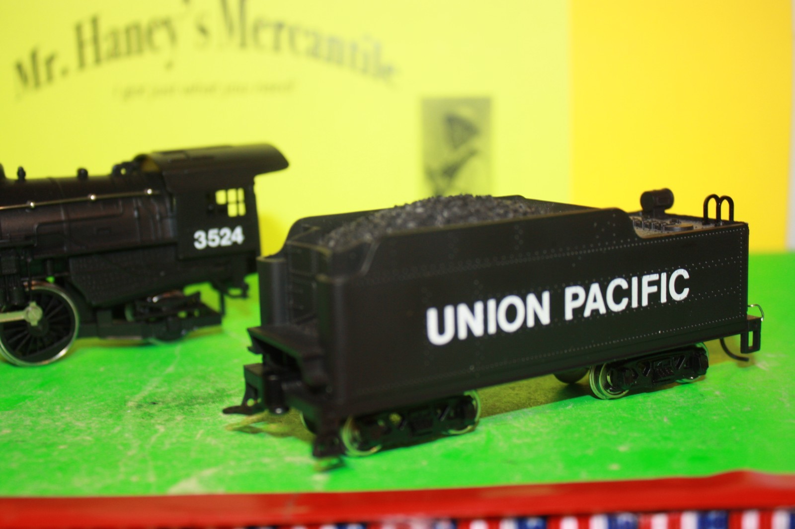 NIB * HO Union Pacific 4-6-2 Meheno Locomotive and Tender