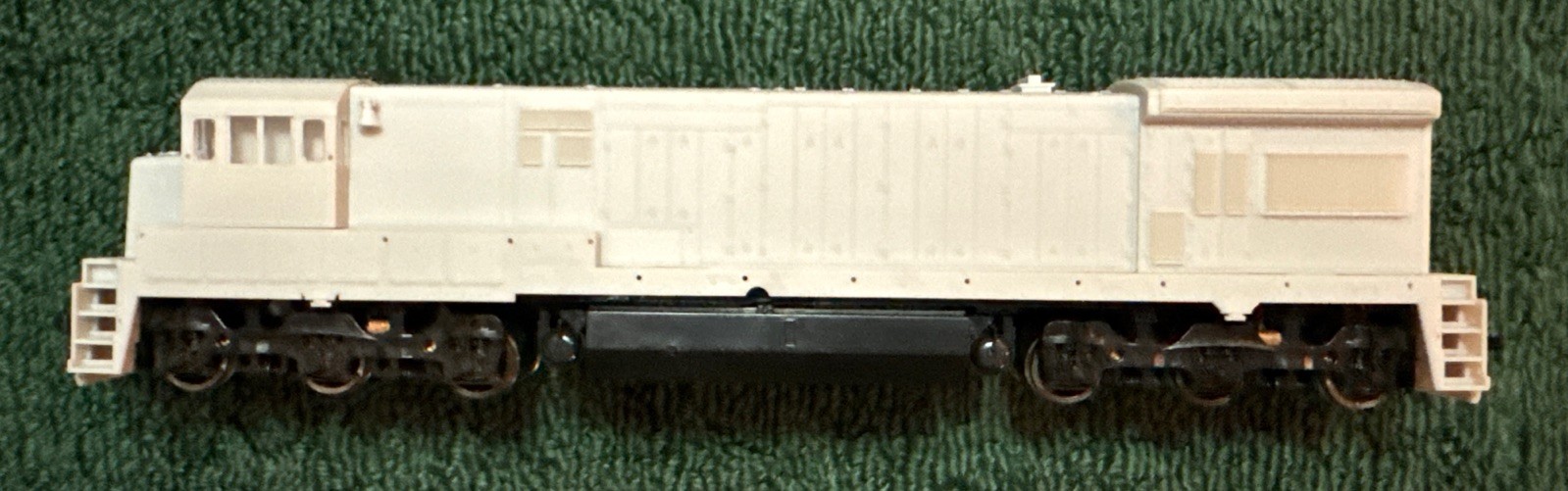 ATLAS # 8500 UNDECORATED GE U33/36C LOCOMOTIVE -NOS In Box-HO SCALE – Test Run.