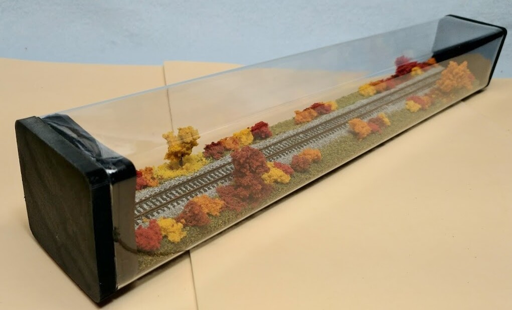 Z SCALE 14″ DISPLAY TUBE – ‘FALL FOLIAGE SCENE’- FOR ANY Z LOCOS AND CARS