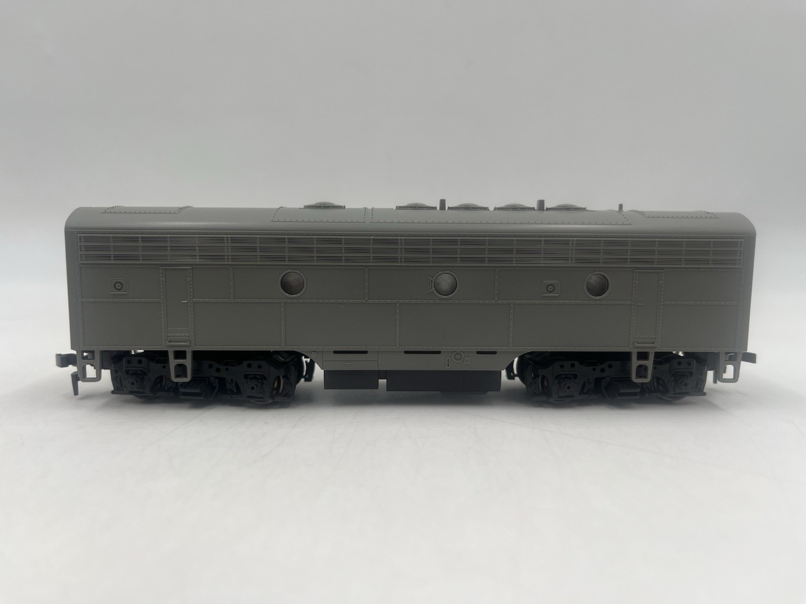 Ho Scale Stewart Hobbies 9001 F7B Phase 1 Early Undecorated Powered Locomotive