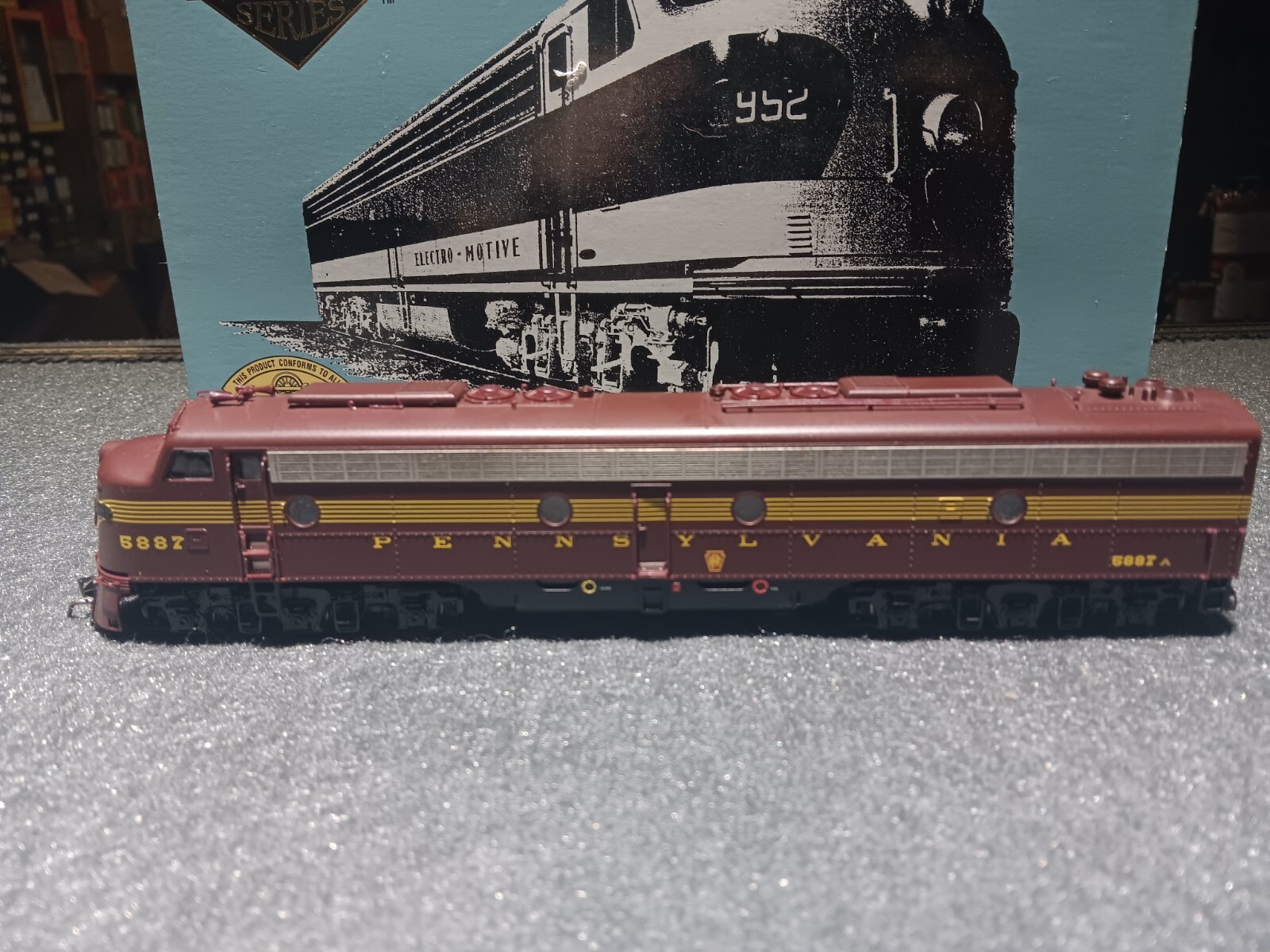 HO PROTO 2000 PRR E8/9 Diesel Loco  #5887 w/ Kadee Cplr, Assembled, Tested, NIB
