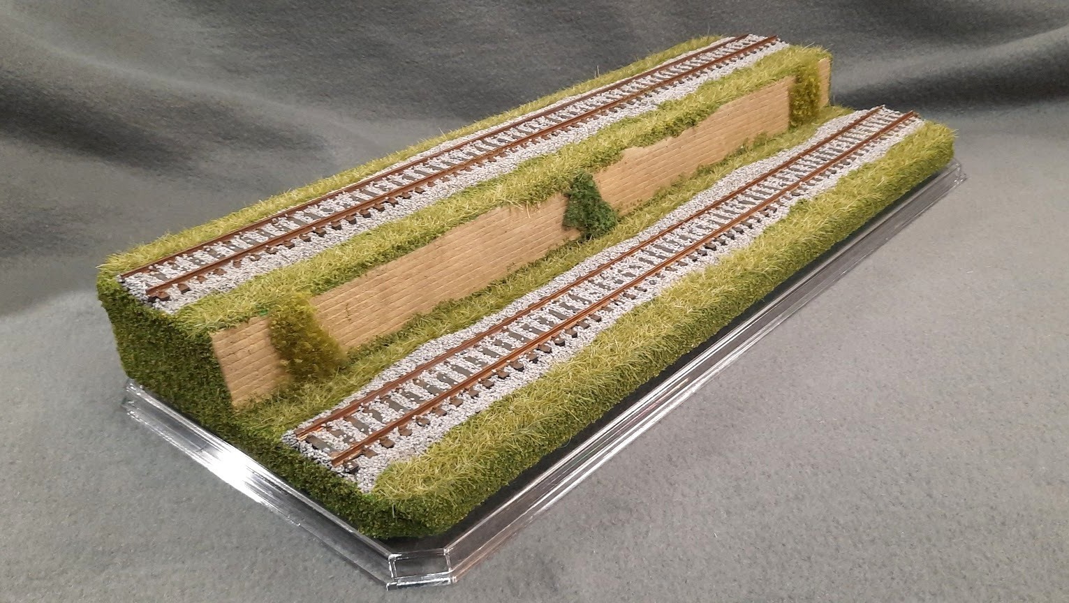 HO SCALE 16″ 2-LEVEL/2 TRACK “TALL GRASS-SUMMER SCENE” -DISPLAY CASE- FOR ALL HO