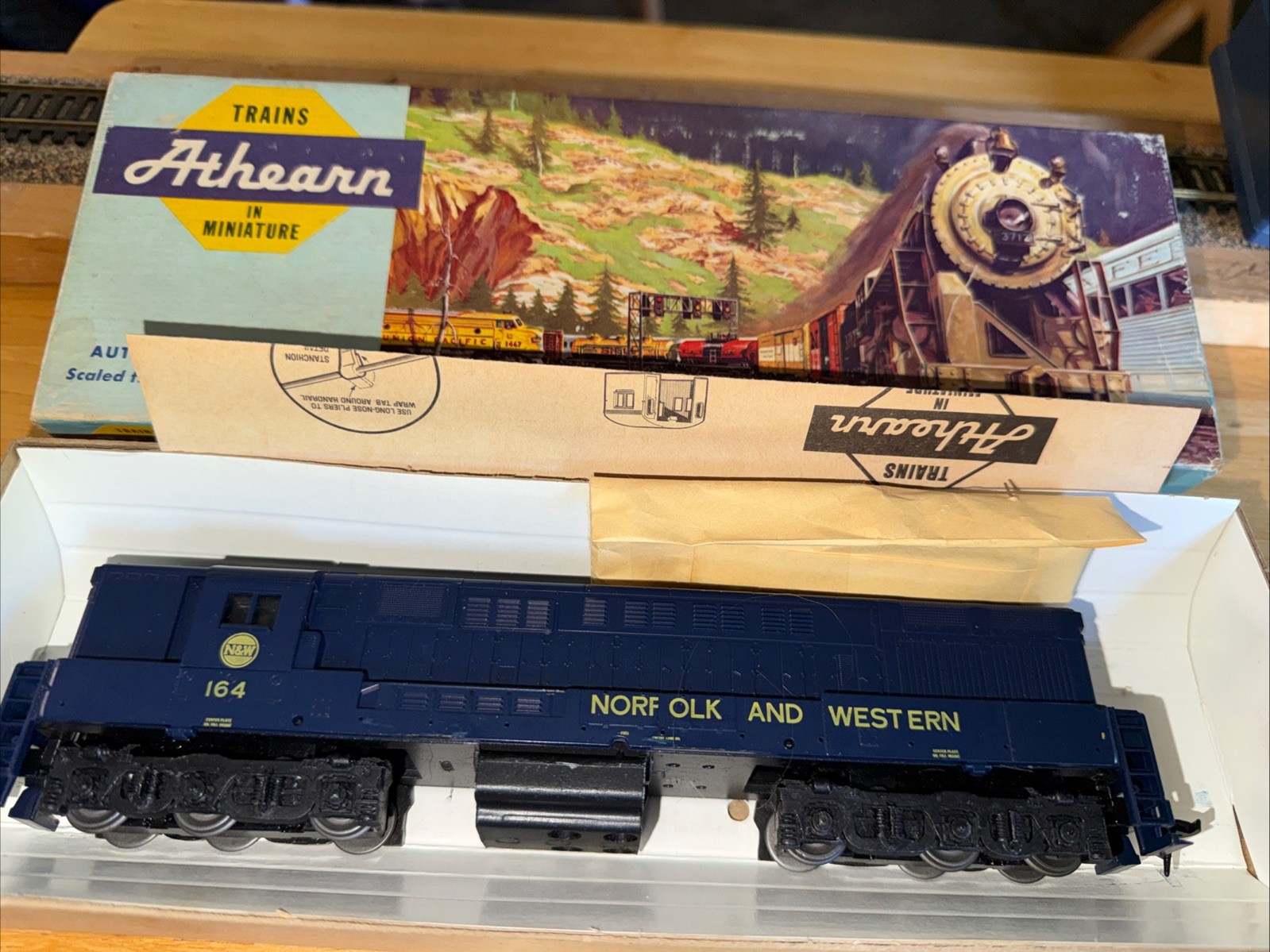 ATHEARN #4304 HO SCALE NORFOLK AND WESTERN H24-66 TRAINMASTER LOCOMOTIVE #164.