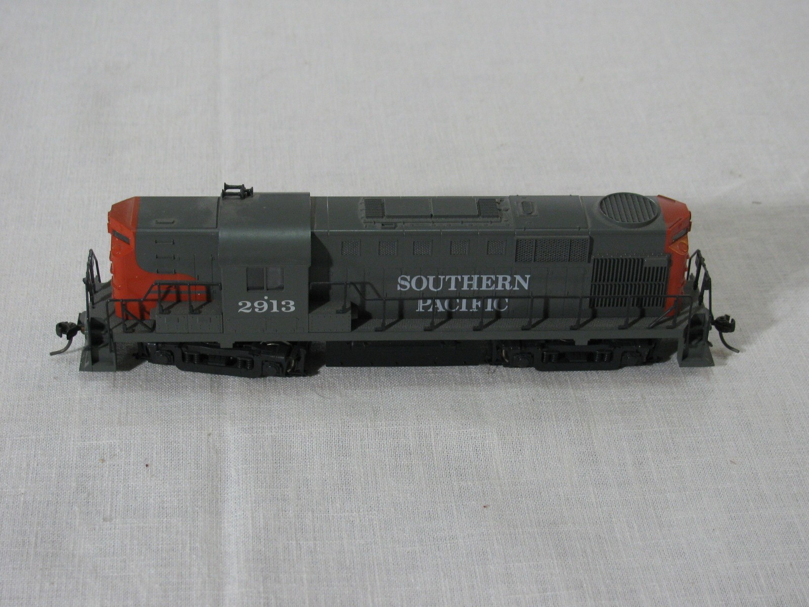 Vtg Atlas HO Scale RS-11 Diesel Loco 7093, Southern Pacific 2913, Tested, Kadees
