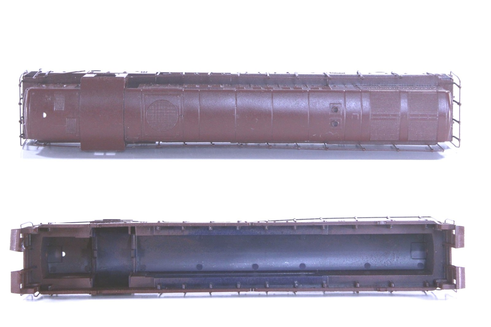 HO Athearn Undecorated Brown FM H-24-66 Trainmaster Shell +Handrails Dmgd Ftbrd