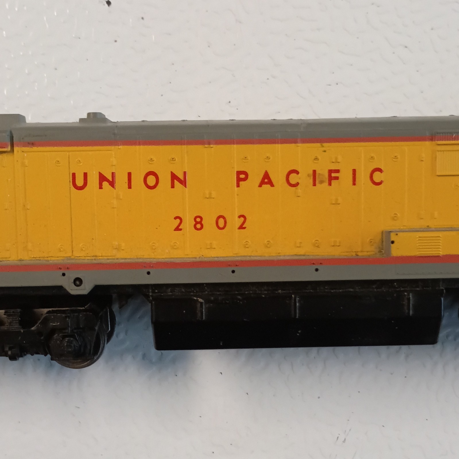 HO Union Pacific Railroad Diesel Locomotive Analog 1:87 2802 Yellow Gray