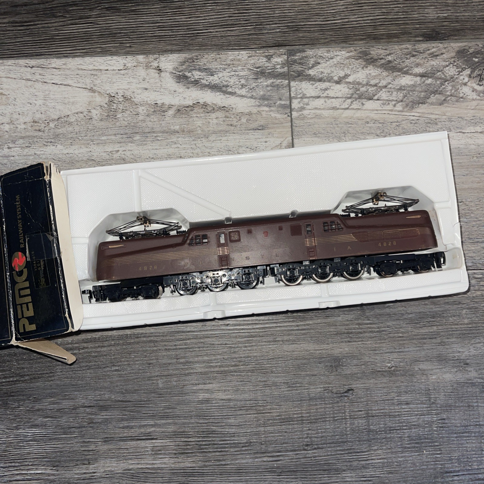 Pemco HO Scale GG1 Electric Locomotive #4828 – Pennsylvania Railroad Tuscan Red