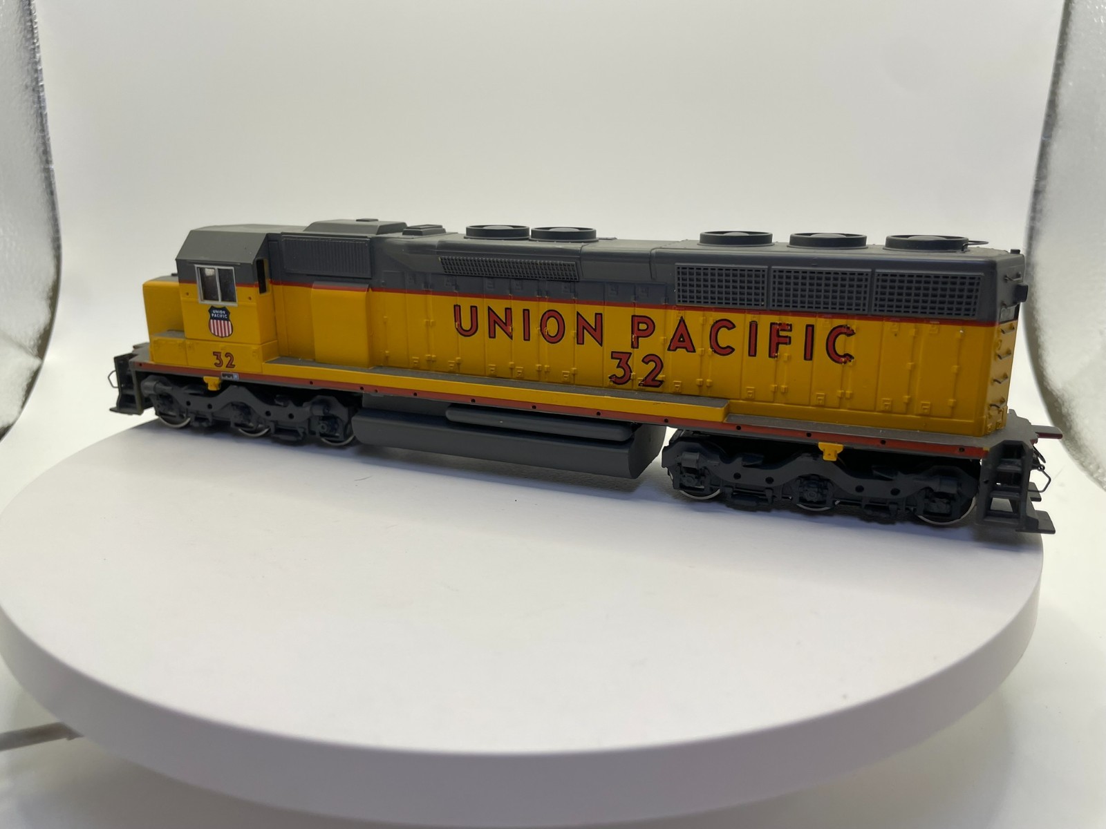 HO Scale Union Pacific SD45 Locomotive #32 – Light Function Details NOT Included