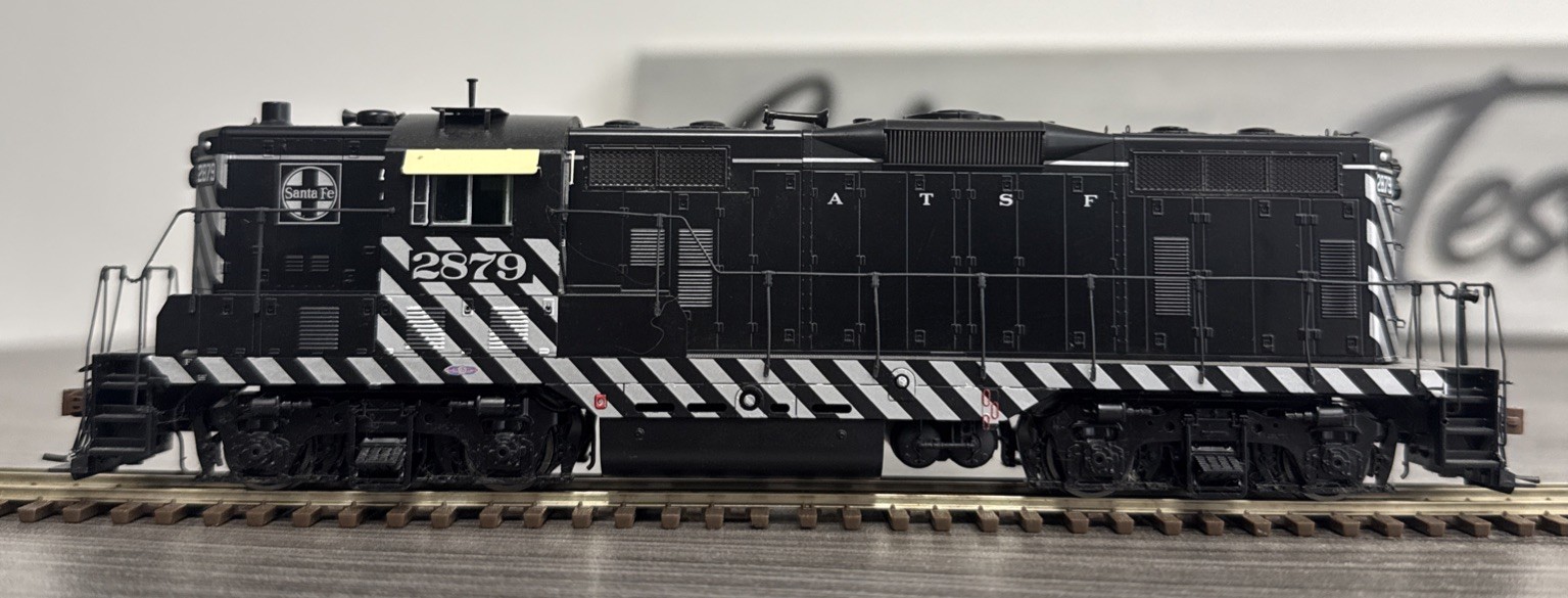 Athearn Genesis HO #G62633 Santa Fe GP7 #2879 w/DCC & Tsunami Sound – USED!