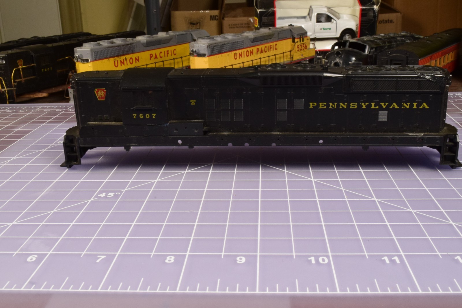 athearn HO SHELL Pennsylvania PRR 7607 SD9 2 Hole Mounts approx 3 in apart TTS