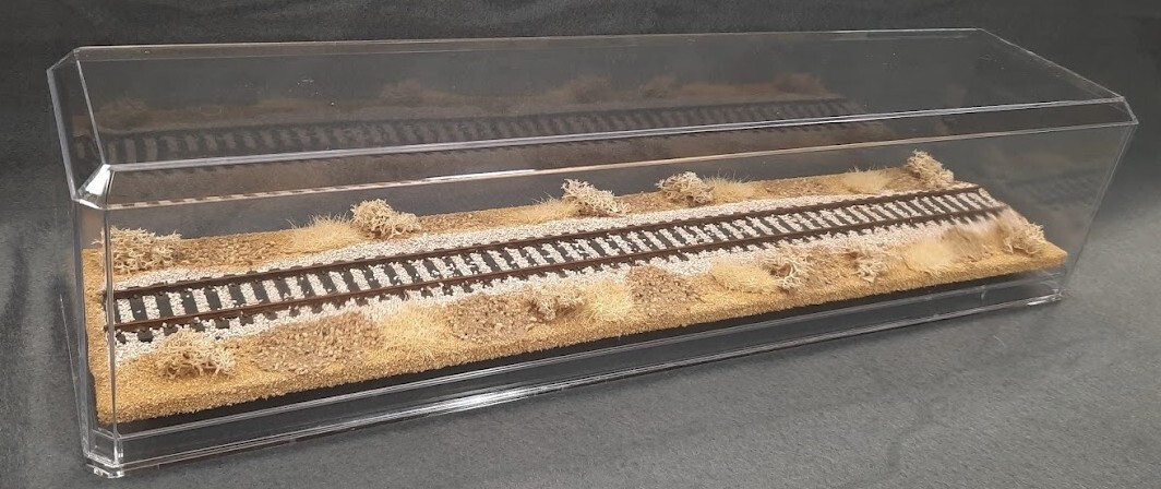 HO SCALE 16″ SINGLE TRACK DISPLAY CASE- “DESERT SCENE”- FOR ANY HO TRAINS