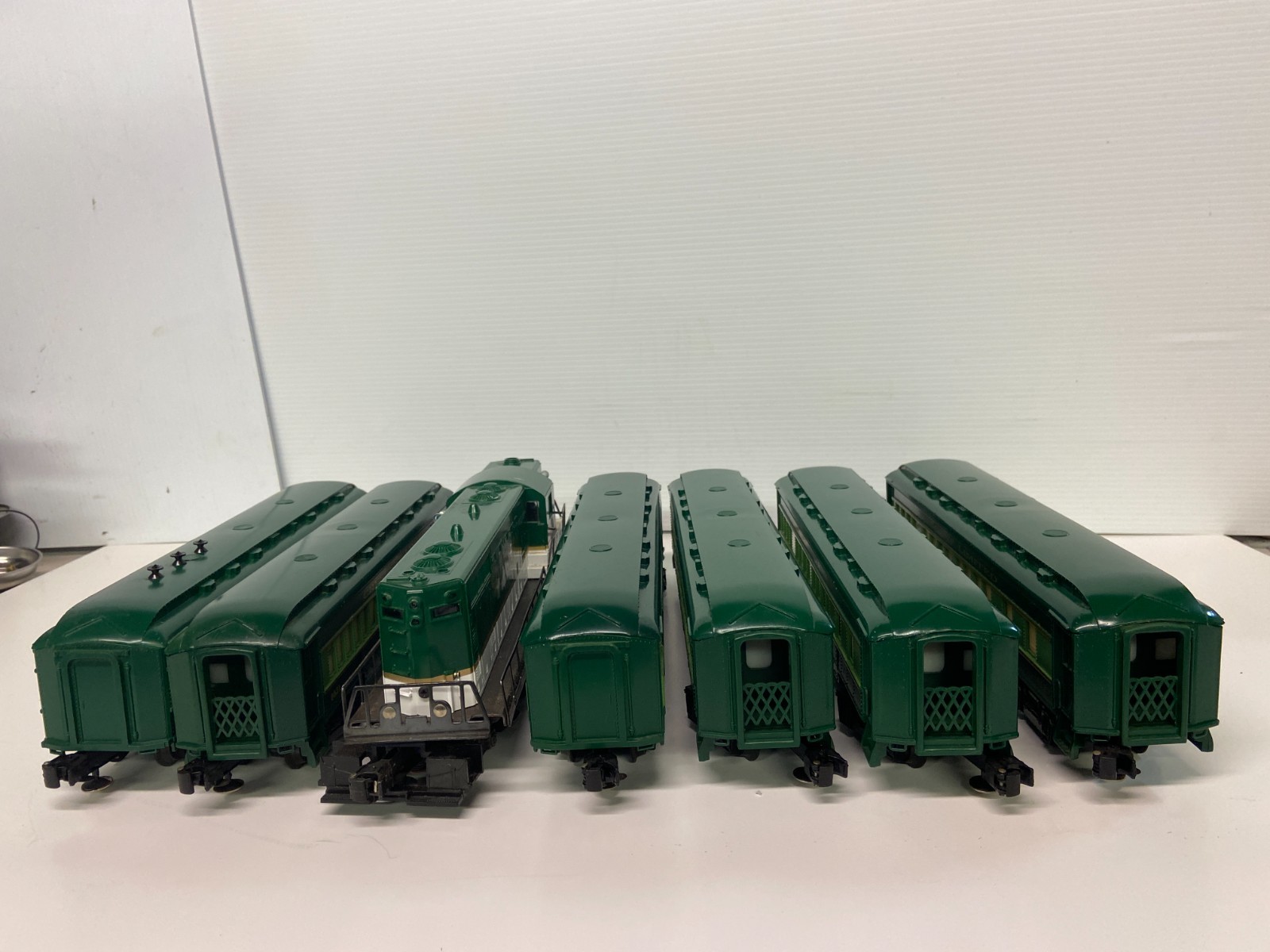 Lionel 6-8774 Southern GP-7 Diesel O Gauge Locomotive & SIX Passenger cars! TEST