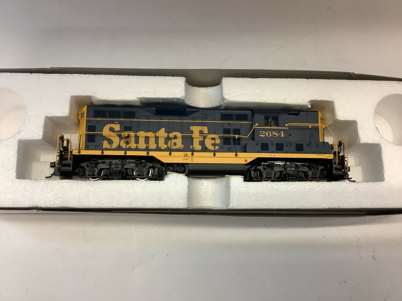 Atlas #8487 HO scale “SF” GP-7 Analog/ DCC ready diesel Rd. #2684