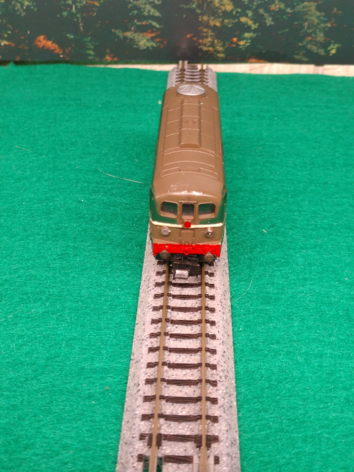 Lima N scale 4 axle diesel w/cabs at both ends of loco – Item #201 – NEW