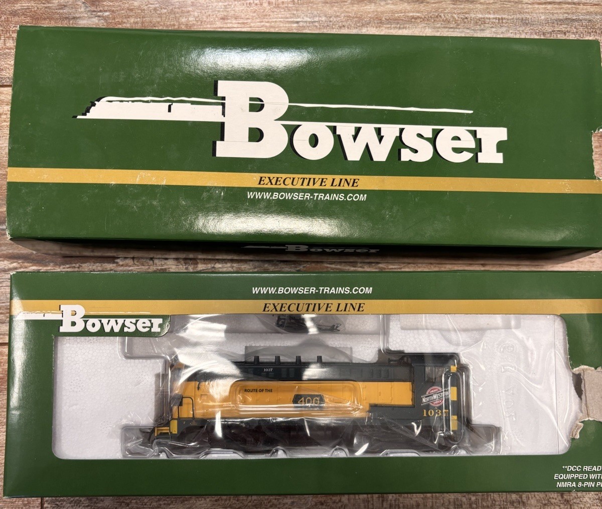 Bowser HO Scale Baldwin VO-1000 Diesel Locomotive C&NW 1037 Green 400 Light DC B