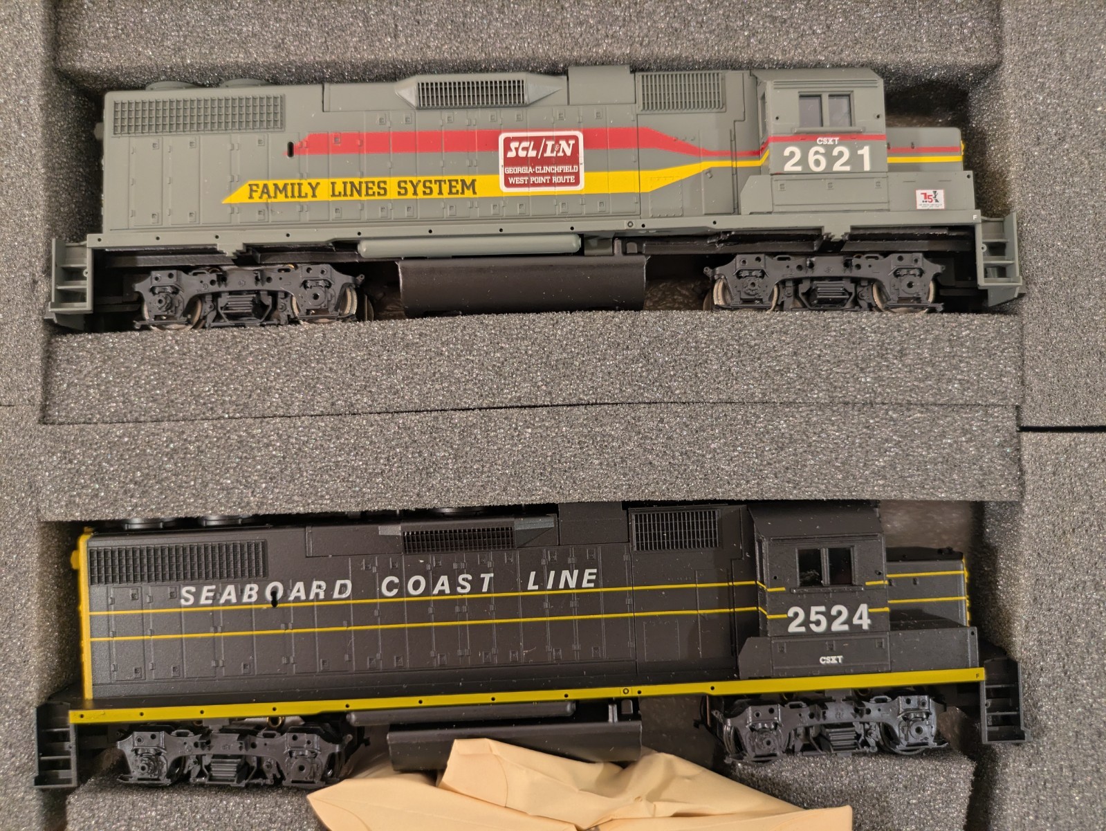 HO 2x EMD GP38-2 (Pwd+Dmy) CSX Repaints (SCL/LN/Family) DC NIB NOS # 2225