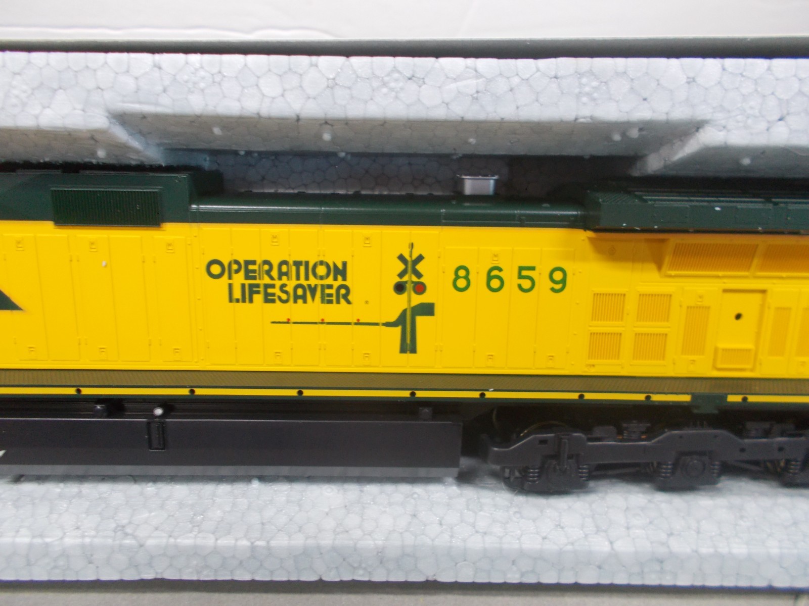KATO ~ CHICAGO NORTHWESTERN GE C44-9W DASH 9 LOCOMOTIVE # 8659~DCC PLUG~HO SCALE