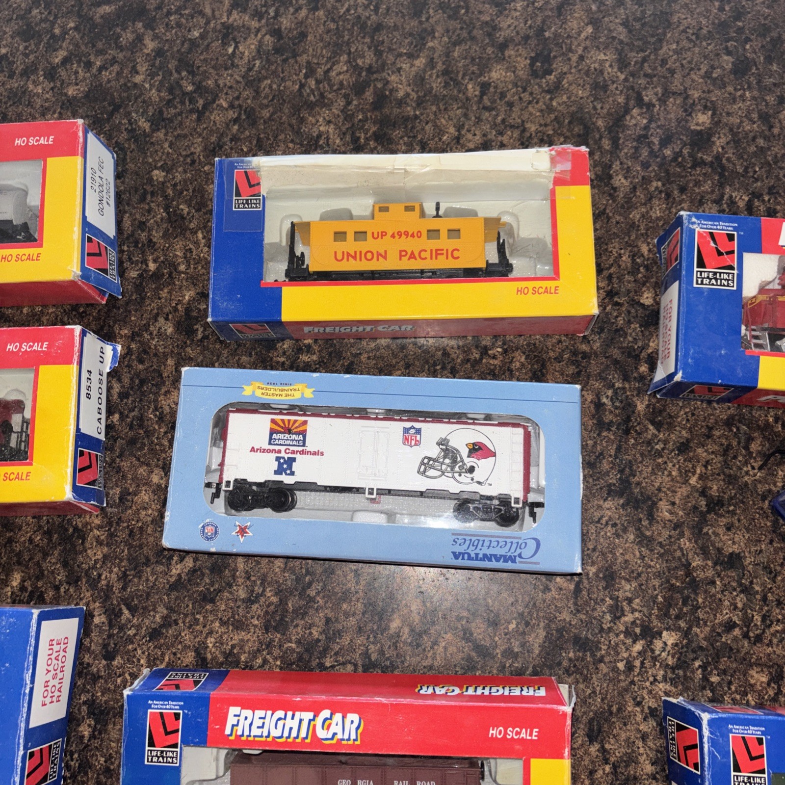 Life Like Trains HO Scale Electric Locomotive freight Car Caboose LOT￼