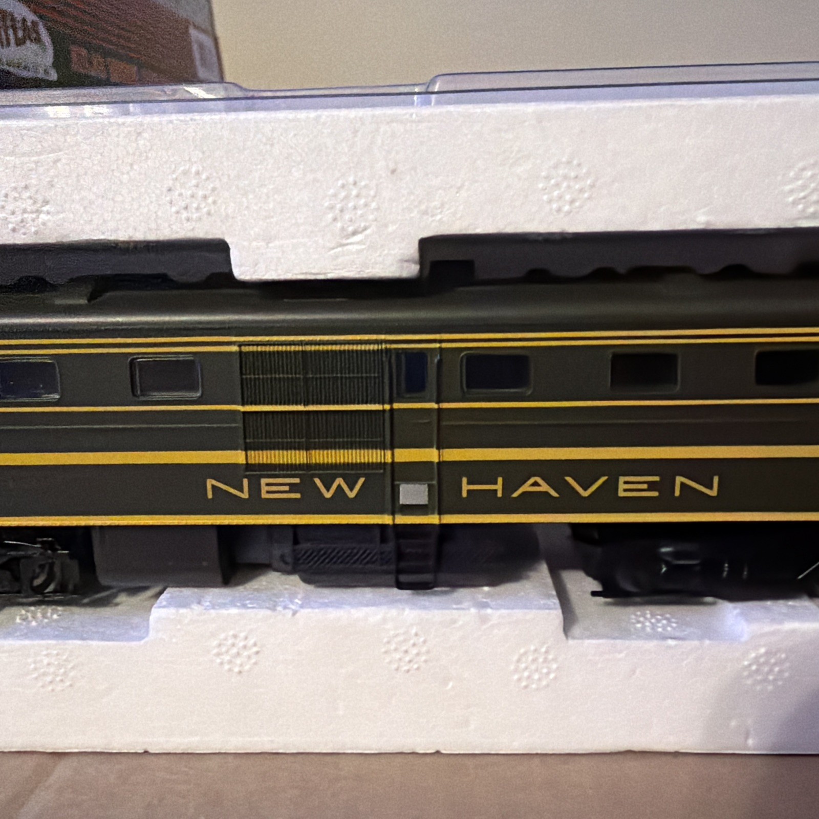 Proto 1000 30657 HO Scale New Haven DL-109 Diesel Locomotive #0702 New